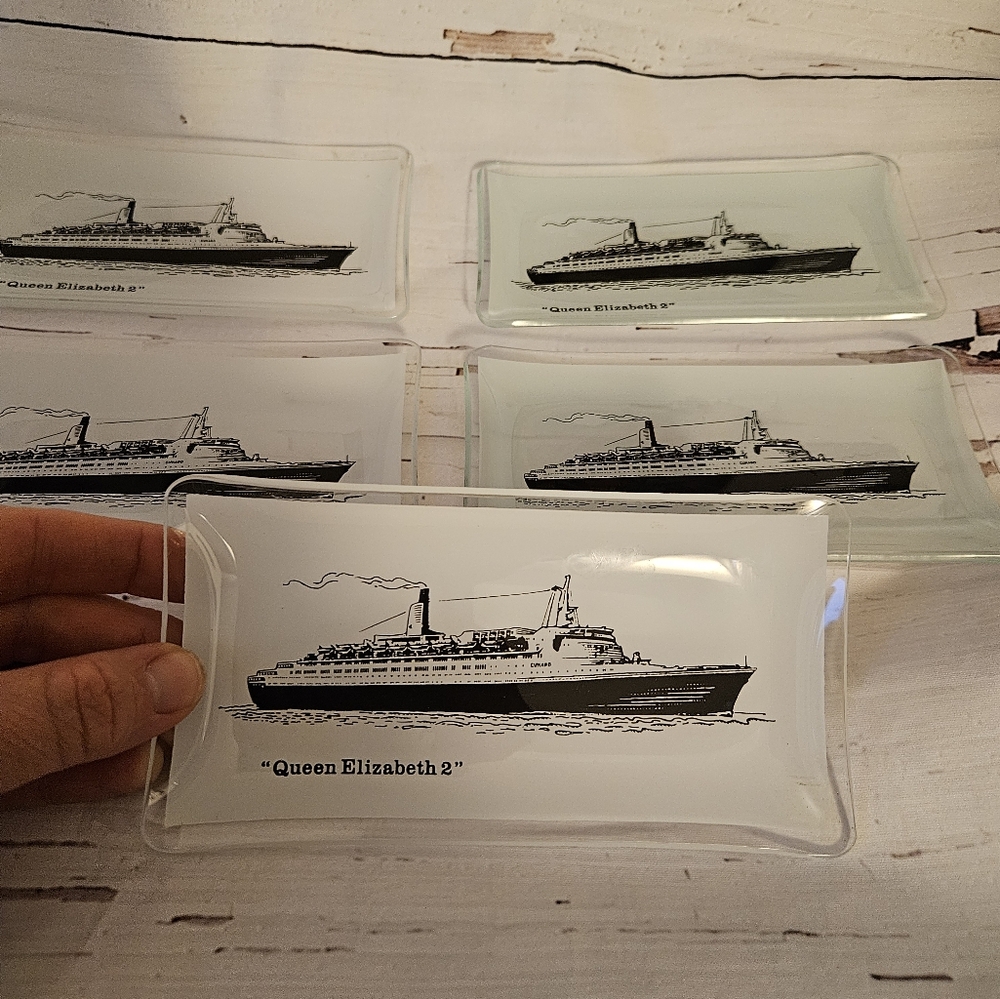 Vintage Set of Five Queen Elizabeth 2 Ship Small Plates - Picture 2 of 10